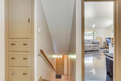 1 Mi to Dtwn Salem: Apt w/ Garage Access! in Salem (OH)