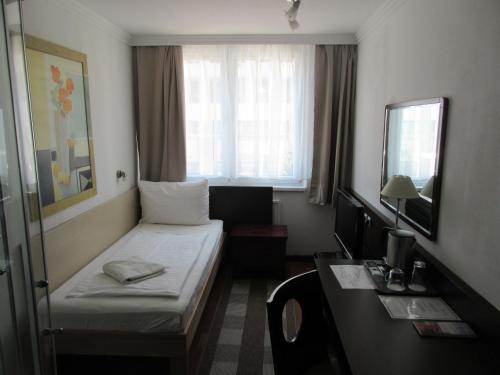 Hotel Attaché - image 14