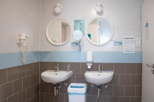 Mixed Dormitory Room (8 Beds) - Shared Bathroom image 10