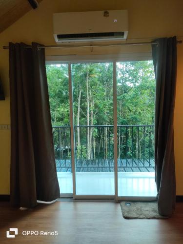 สถานีน้ำหวาน รีสอร์ท น้ำตกอ้ายเขียว in Phrom Khiri