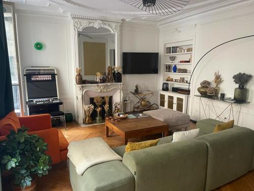 Elegant Haussmann apartment - Champs-Élysées, Paryż
