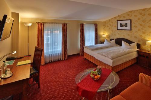 1 queen bed, 1 sofa bed