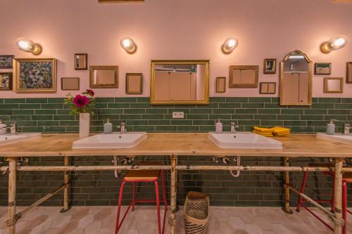 room detail thumbnail 2