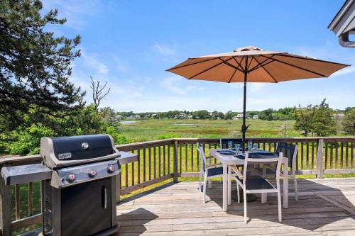 Water Access Sunsets Walk to Restaurants in West Dennis (MA)