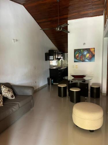 Casa cabaña con piscina cerca a 2 playas