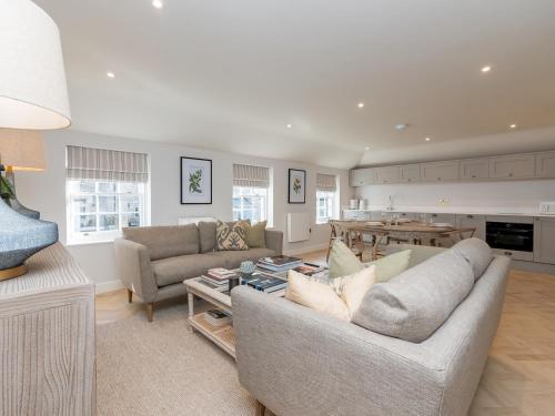 Pass the Keys Stunning Coach House in Central Bath with parking, Bath (photo 4)