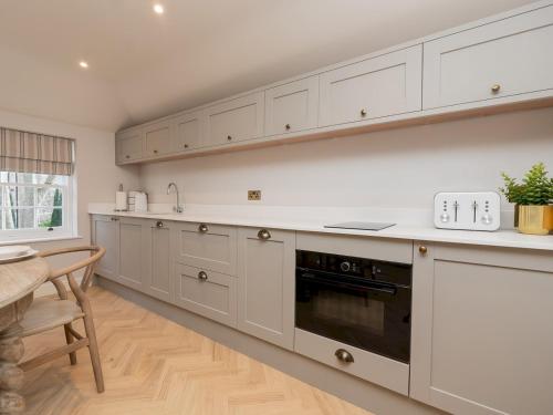Pass the Keys Stunning Coach House in Central Bath with parking, Bath (photo 6)