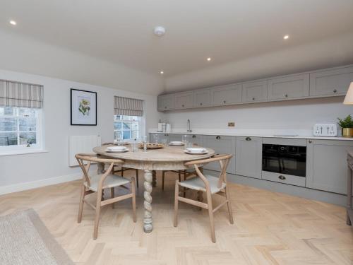 Pass the Keys Stunning Coach House in Central Bath with parking, Bath (photo 7)
