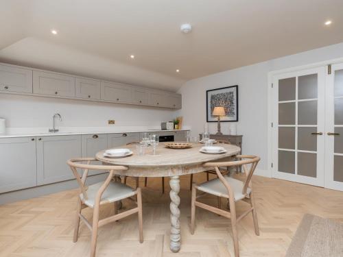 Pass the Keys Stunning Coach House in Central Bath with parking, Bath (photo 9)