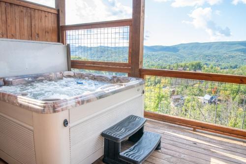 Hilltop Hideaway by Avada Properties, Sevierville