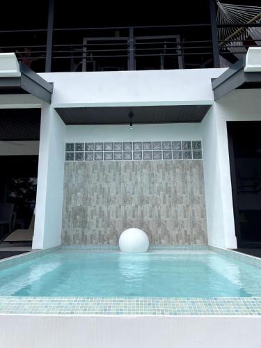 Refugio La Montana, Costa Rica, Retreat and Pool for Six in Linda Vista