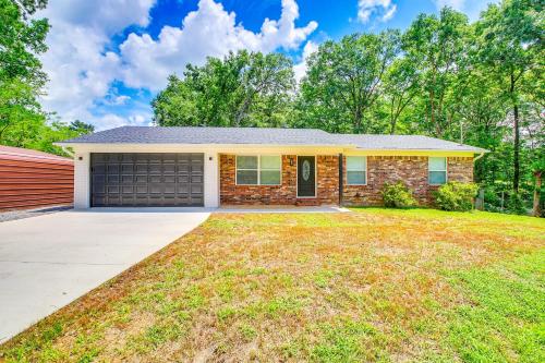 6 Mi to Dtwn Hot Springs Abode with Yard!