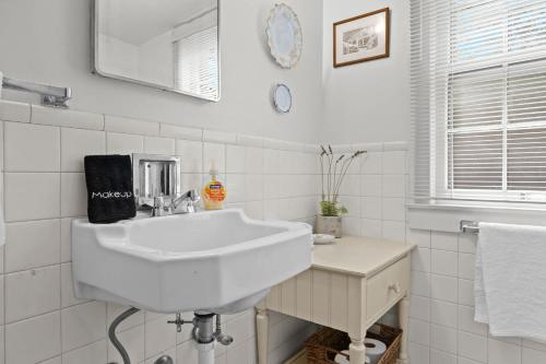 Stunning Cottage in Famous KY Garden -Sleeps 2 in Prospect, USA