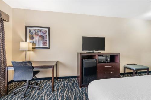 Best Western Plus Eastgate Inn & Suites - image 2