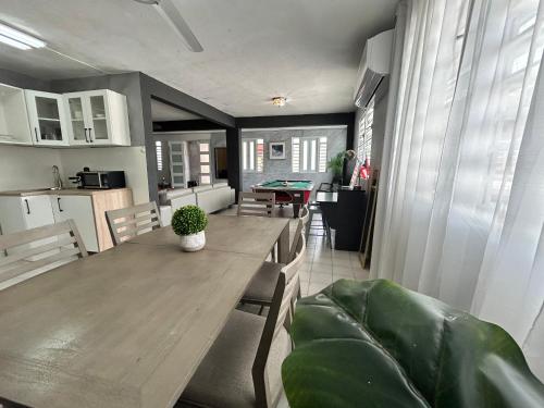 Big House Next to the Airport in Río Piedras