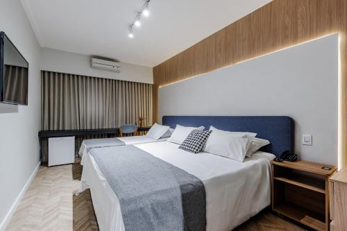 1 queen bed, 1 twin bed