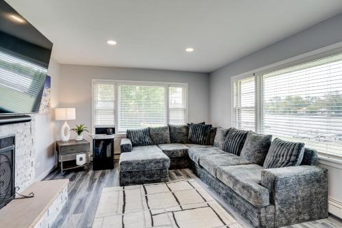 Riverfront Retreat with Dock and Kayaks in McHenry in แมคเฮนรี (IL)