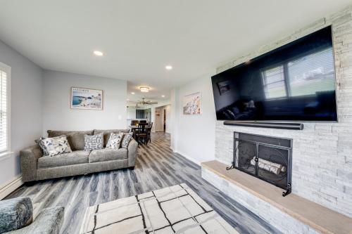 Riverfront Retreat with Dock and Kayaks in McHenry in แมคเฮนรี (IL)