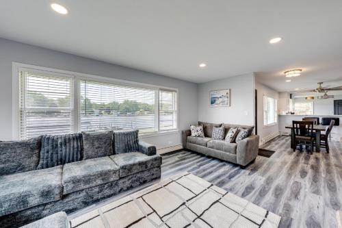 Riverfront Retreat with Dock and Kayaks in McHenry in แมคเฮนรี (IL)