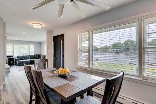 Riverfront Retreat with Dock and Kayaks in McHenry in แมคเฮนรี (IL)