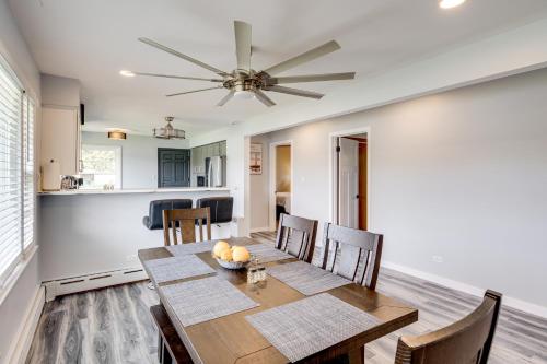 Riverfront Retreat with Dock and Kayaks in McHenry in แมคเฮนรี (IL)