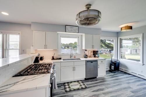 Riverfront Retreat with Dock and Kayaks in McHenry in แมคเฮนรี (IL)