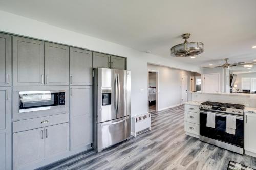 Riverfront Retreat with Dock and Kayaks in McHenry in แมคเฮนรี (IL)