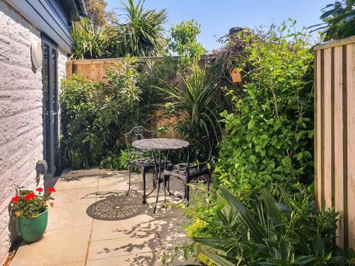 Exterior view, Sunny South Lodge in Lake North