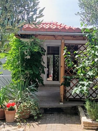 Bungalow with Garden View image 6