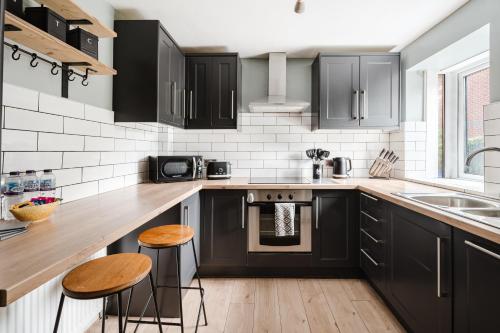 Modern 2 Bedroom House with Parking, Manchester