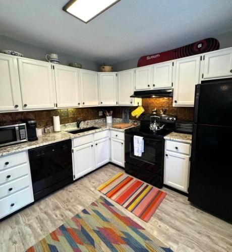 2 BR JIMINY PEAK w Mountain Views SLEEPS 7 Gorgeous in 漢考克