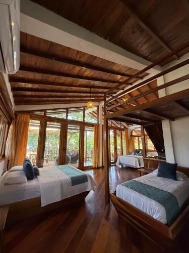 2 queen beds, 1 twin bed