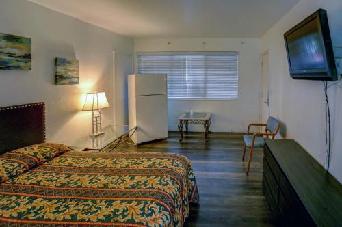 Beach and Town Motel - image 14