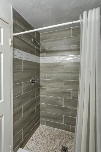 Standard Queen Room image 10