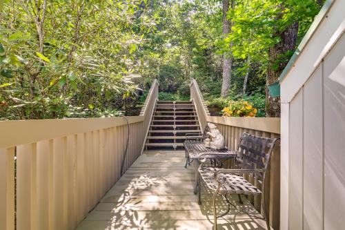 Breathtaking Highlands Condo with Mountain View in ไฮแลนด์ (นอร์ทคาโรไลน่า)