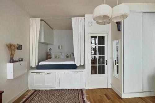 Bright 28m apartment in the old Halles district - image 3
