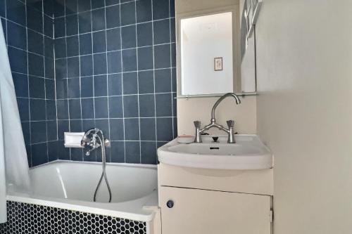 Bright 28m apartment in the old Halles district - image 4