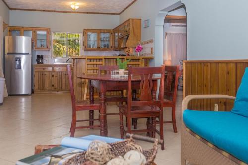 Roatan Ocean View - ground floor apts in Sandy Bay