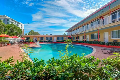 Beach and Town Motel - image 10