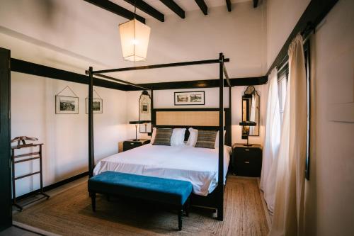 Deluxe Double Room image 7