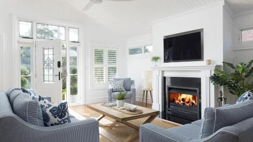 The Hamptons Beach House near Dutchie's walk to Nelson Bay - Port Stephens