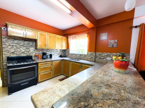 ห้องครัว, Urban Escape - 2Br 2Bth Condo in Reduit Rodney Bay, Gros Islet in แคพ เอสเตท
