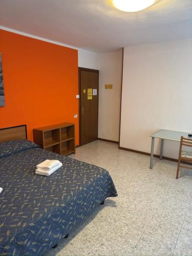Economy Double Room image 10