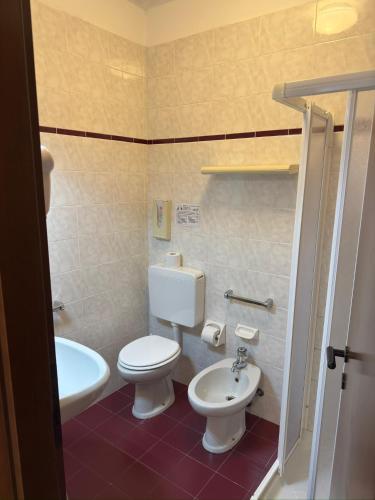 Economy Double Room image 9