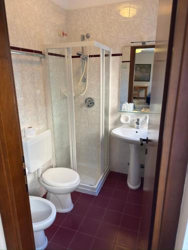 Economy Double Room image 8