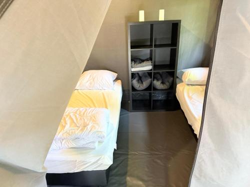 Prachtige 4 persoons glampingtent op rustige kleine camping in 't Zand