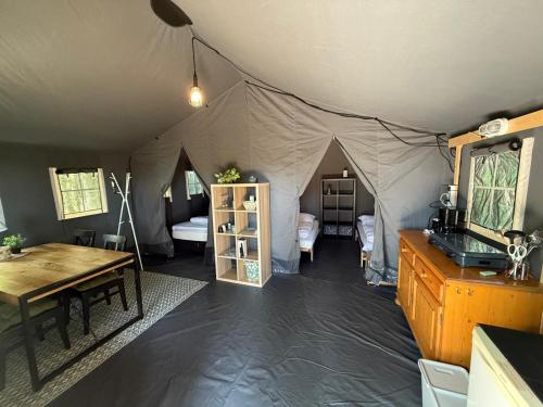 Prachtige 4 persoons glampingtent op rustige kleine camping in 't Zand