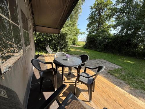 Prachtige 4 persoons glampingtent op rustige kleine camping in 't Zand