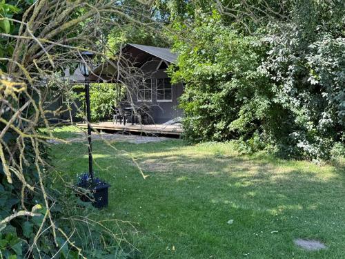 Prachtige 4 persoons glampingtent op rustige kleine camping in 't Zand