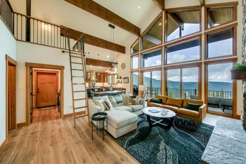 Stunning View! Peaceful & Modern Schweitzer Chalet in Sandpoint (ID)